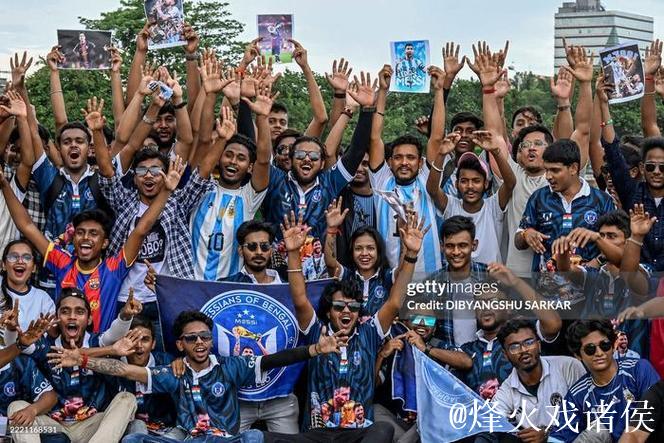 红裙印度女主持携手梅西同游绿茵场